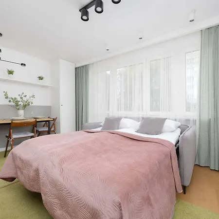 شقة With Balcony, Near Metro By Renters *