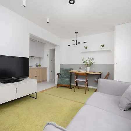 公寓 With Balcony, Near Metro By Renters