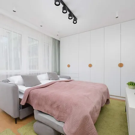 شقة With Balcony, Near Metro By Renters *