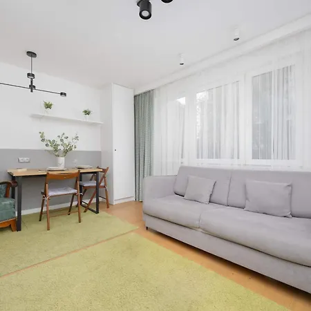 With Balcony, Near Metro By Renters Lejlighed *